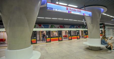 Warszawa. Wypadek na stacji metra Rondo ONZ. Mężczyzna zsunął się z peronu
