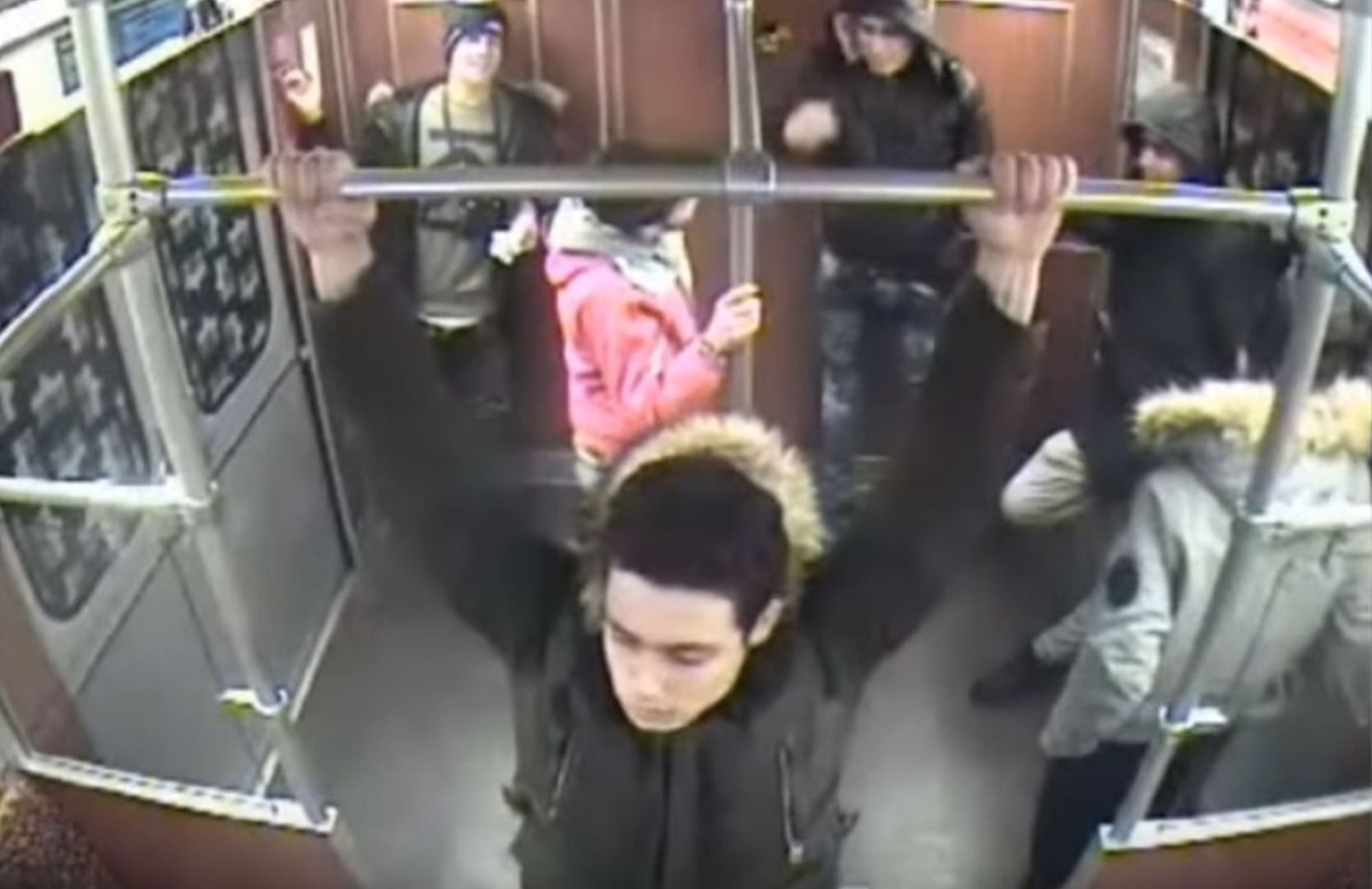 Podpalili bezdomnego w metrze. Ofiara to Polak
