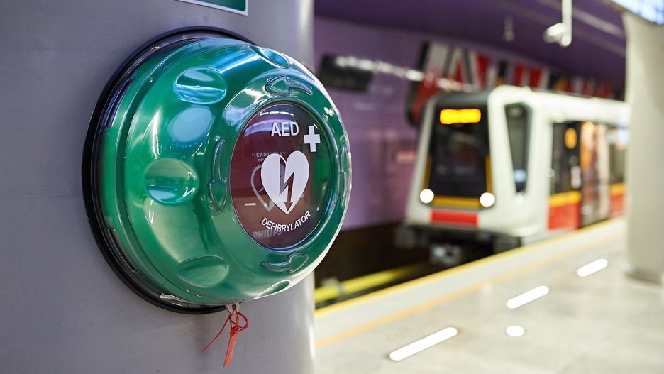 Na każdej stacji metra warszawskiego znajduje się co najmniej jedno takie urządzenie