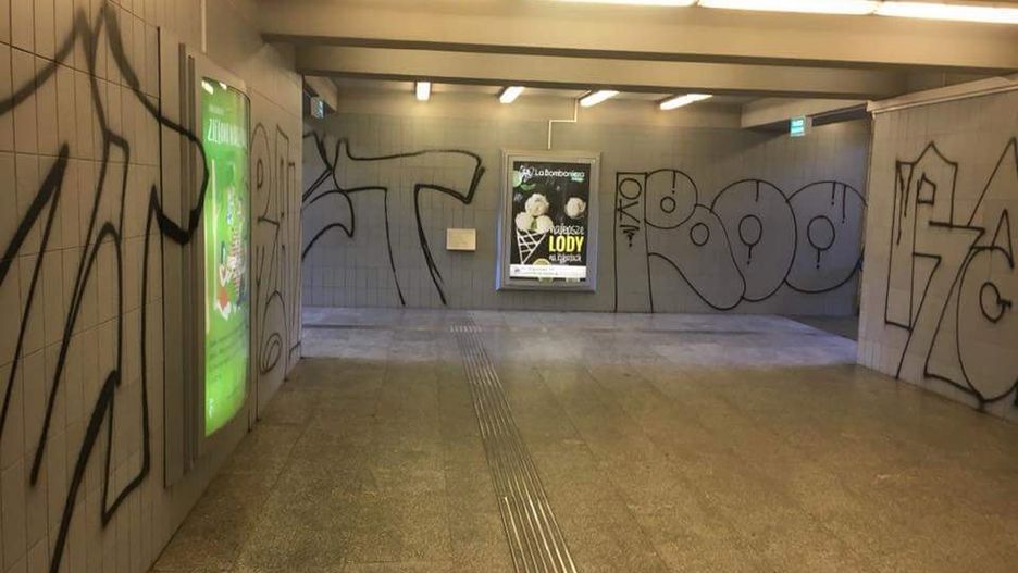 Stacja metra Kabaty po ataku wandala