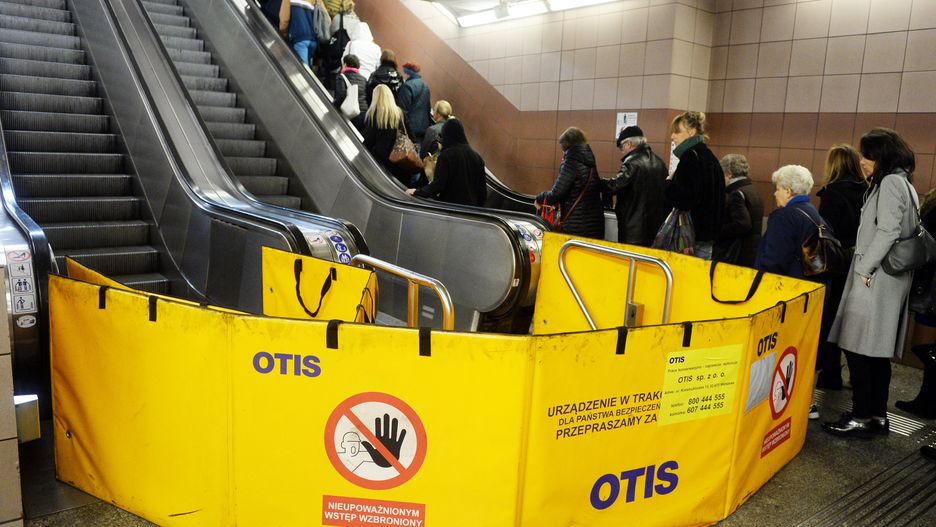 Warszawa 04.10.2018. Awaria ruchomych schodów na stacji metra Centrum. Cztery osoby zostały poszkodowane.