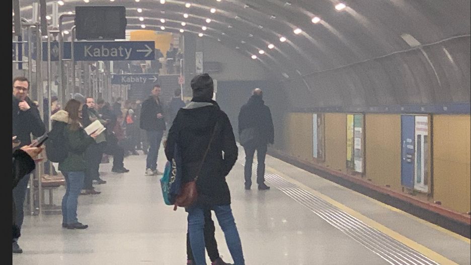 Przez stację metra Wierzbno przejechał dymiący się wagon.