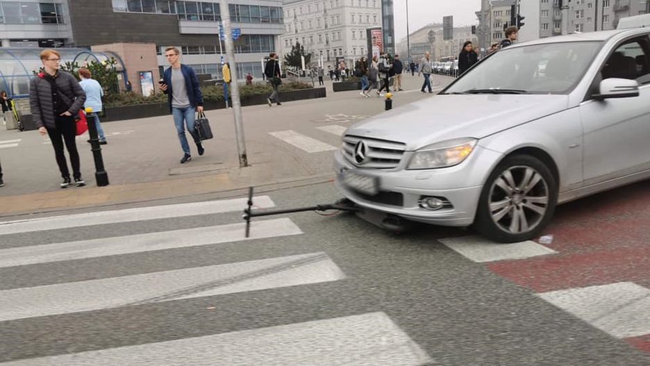 Warszawa. W środę po 11:00 samochód potrącił pieszego, który jechał na hulajnodze. Mężczyzna trafił do szpitala