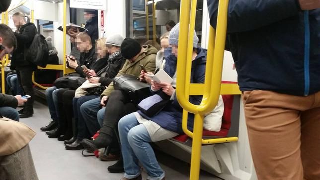 Warszawskie metro i jedna osoba, która nie spogląda w telefon