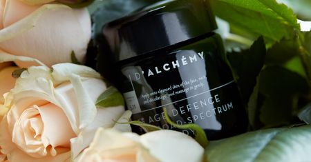 DLACZEGO WARTO POSTAWIĆ NA NATURALNĄ PIELĘGNACJĘ SKÓRY? PRZEŁOMOWA PIELĘGNACJA ANTI-AGEING Z D’ALCHÉMY.