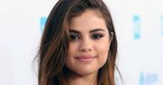 LOOK OF THE DAY: Selena Gomez stawia na delikatną kratkę