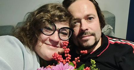 Dominika Gwit i jej mąż randkują w pięknym miejscu. Wystrojeni w ubrania w hawajskie kwiaty dzielą się szczęściem