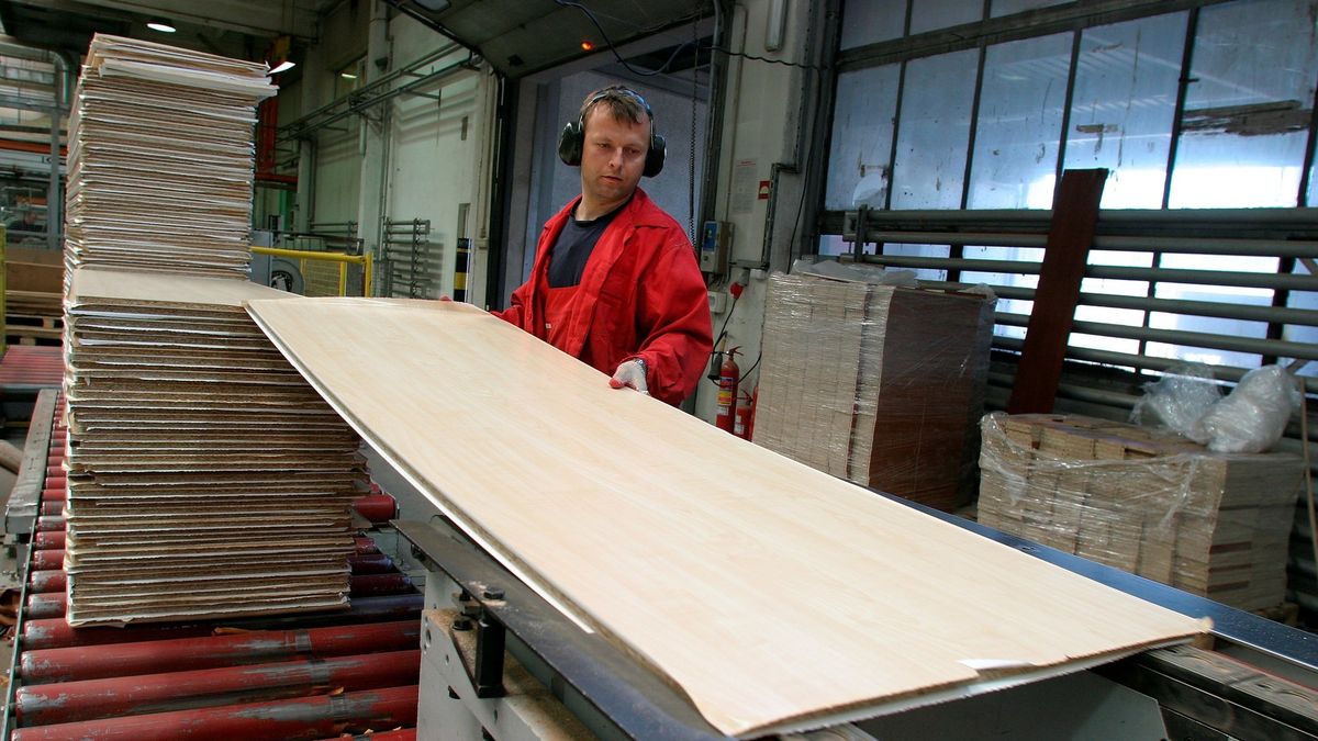 W przypadku twardego brexitu redukcja etatów dotknie m.in branżę meblarską. 