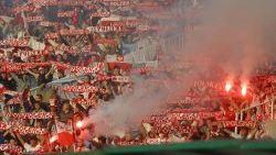 Polscy kibice na stadionie im. Ferenca Puskasa w Budapeszcie fetują bramkę zdobytą w 11 minucie meczu eliminacji ME 2004 przez Andrzeja Niedzielana