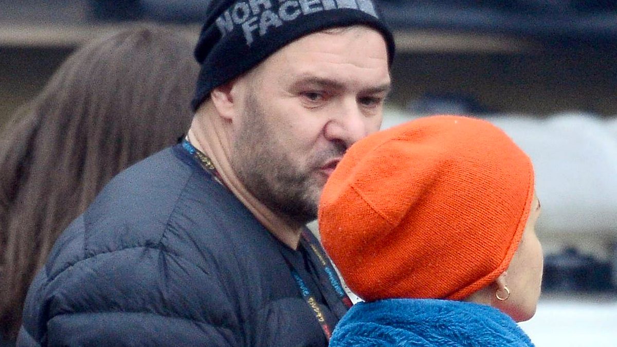 Koronasceptyczny Tomasz Karolak zaczął nosić maseczkę. Paparazzi przyłapali go w najmniej oczekiwanym momencie