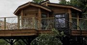 Domek na drzewie dla dorosłych... z wanną i hydromasażem. Idealne miejsce na ucieczkę