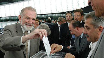 Bronisław Geremek podczas głosowania