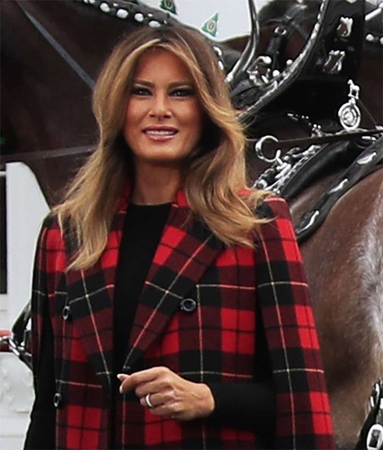 Melania Trump w płaszczu w kratkę wita choinkę