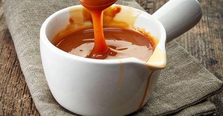 Jak zrobić karmel? Szybki przepis i istotne kuchenne wskazówki