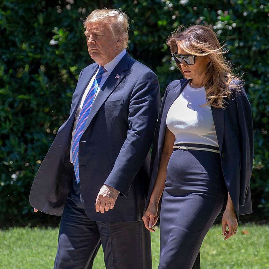 Melania Trump w klasycznym granatowym zestawie Michaela Korsa