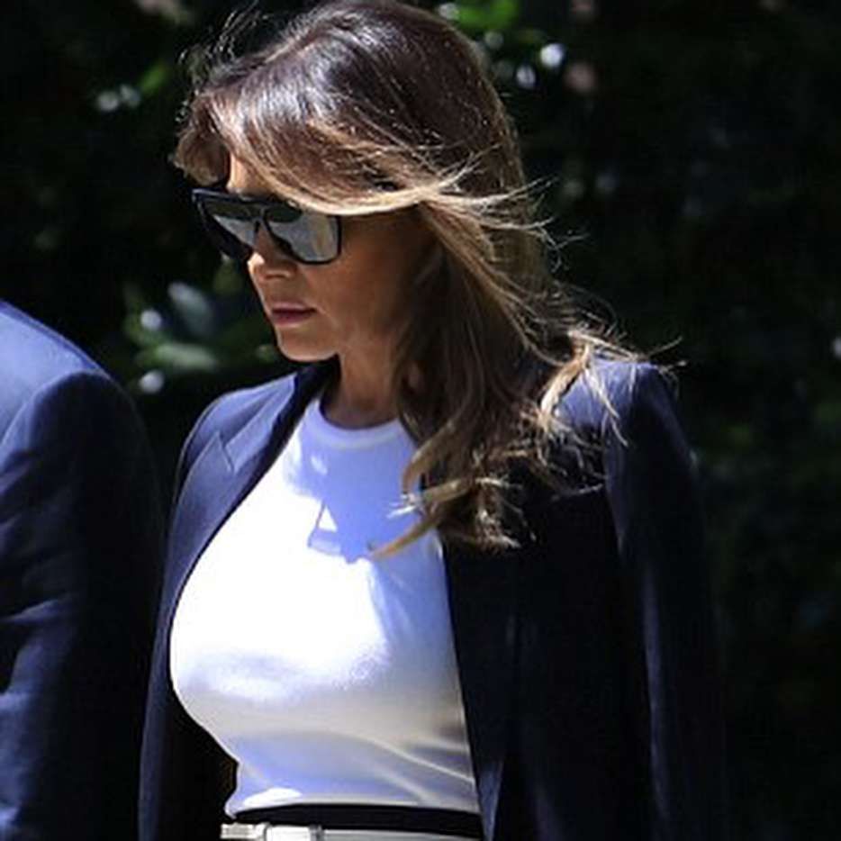 Melania Trump w klasycznym granatowym zestawie Michaela Korsa