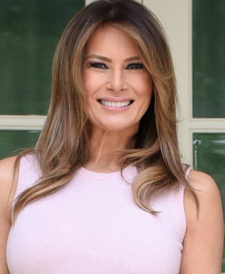 Melania Trump w różowym sweterku