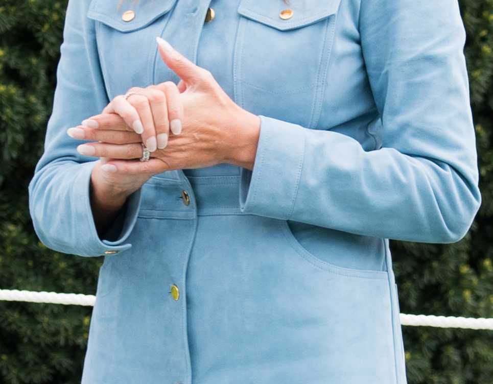 Melania Trump w drogiej sukience turla pisanki pod Białym Domem