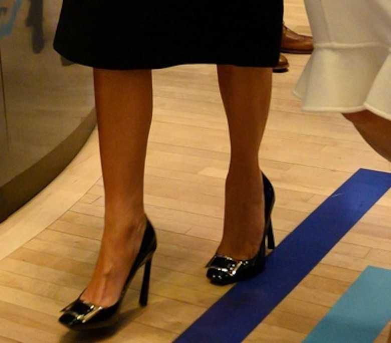 Melania Trump w czarnej sukience Prada na nowojorskiej giełdzie