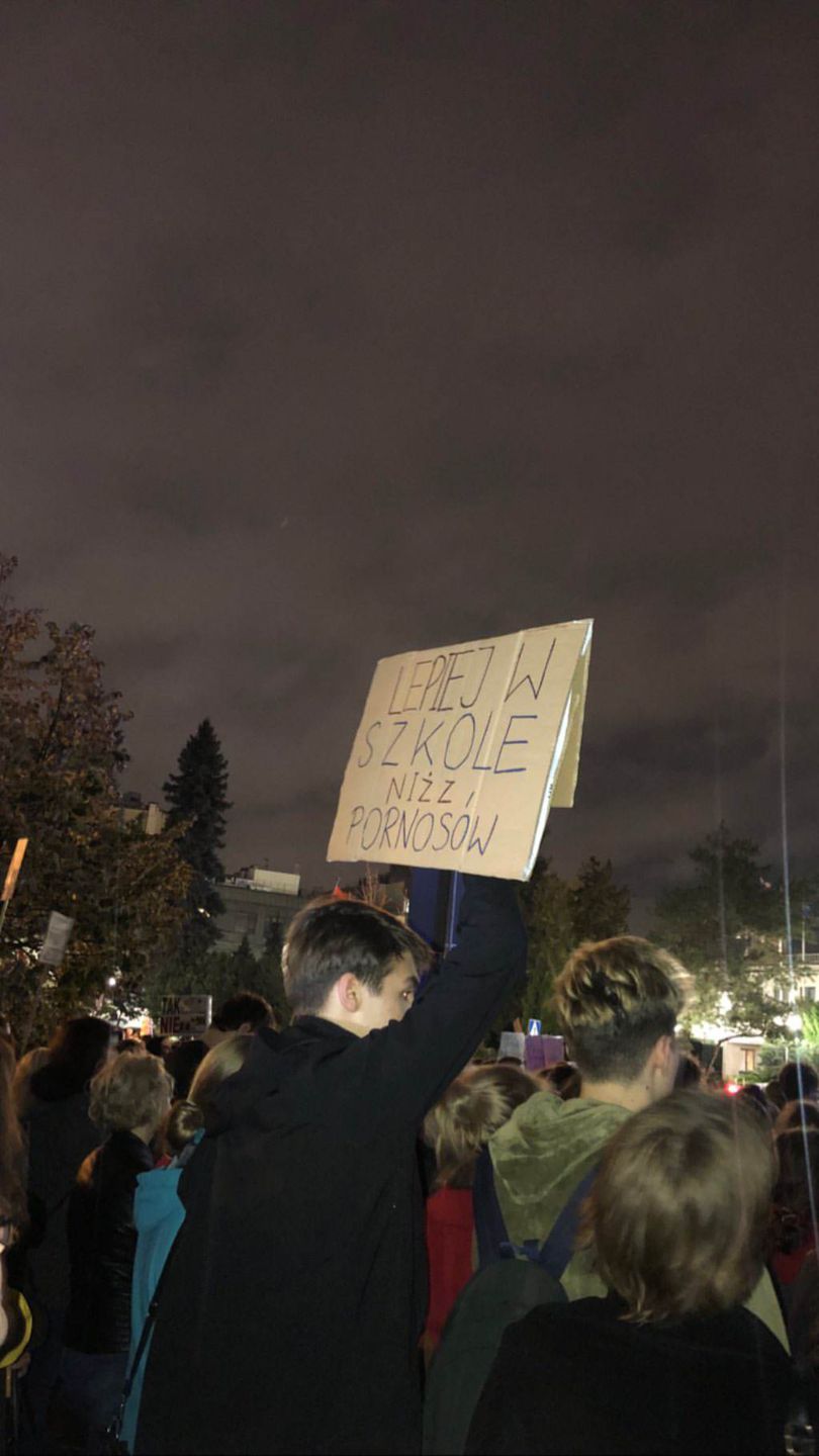 Protest - Kinga Rusin z tłumem pod sejmem