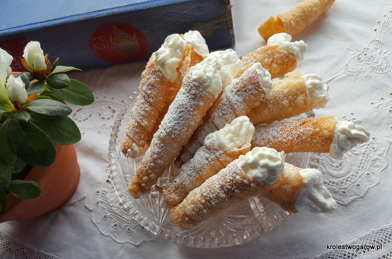 Faworkowe rurki z bitą śmietaną. Są przepyszne!