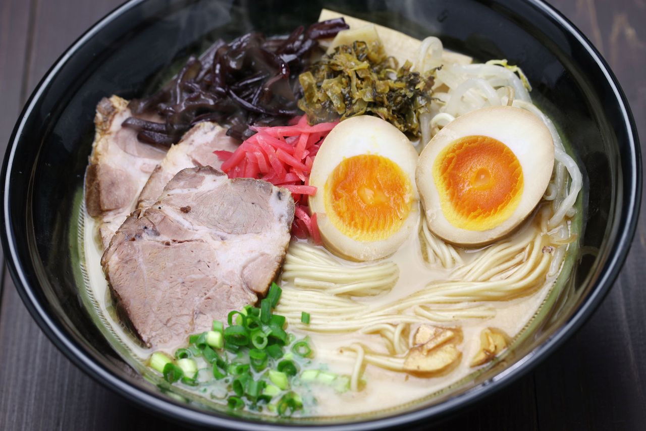 Ramen na rozgrzanie. Zrób perfekcyjną azjatycką zupę w swojej kuchni