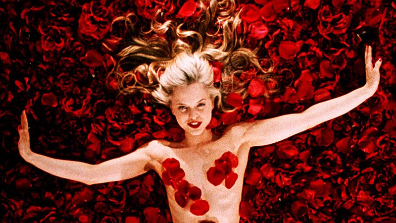 W "American Beauty" naga piękność była okryta czerwonymi płatkami