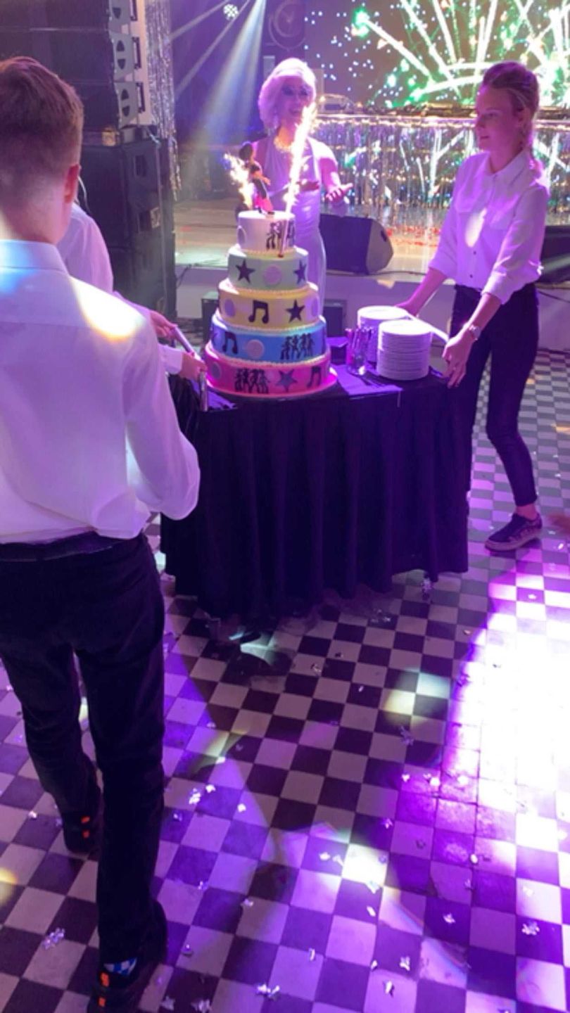 Omenaa Mensah tort urodzinowy