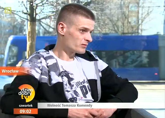 Tomasz Komenda udziela wywiadu, pada pytanie o marzenia. Chwila przerwy, a potem: o rodzinie