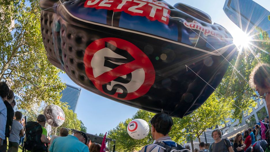 Niemcy, Frankfurt nad Menem. 25 tys. osób manifestowało przeciw produkcji samochodów  z silnikami spalinowymi