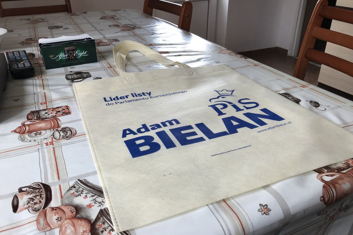 Kto udostępni płot na reklamę, dostaje prezent. 