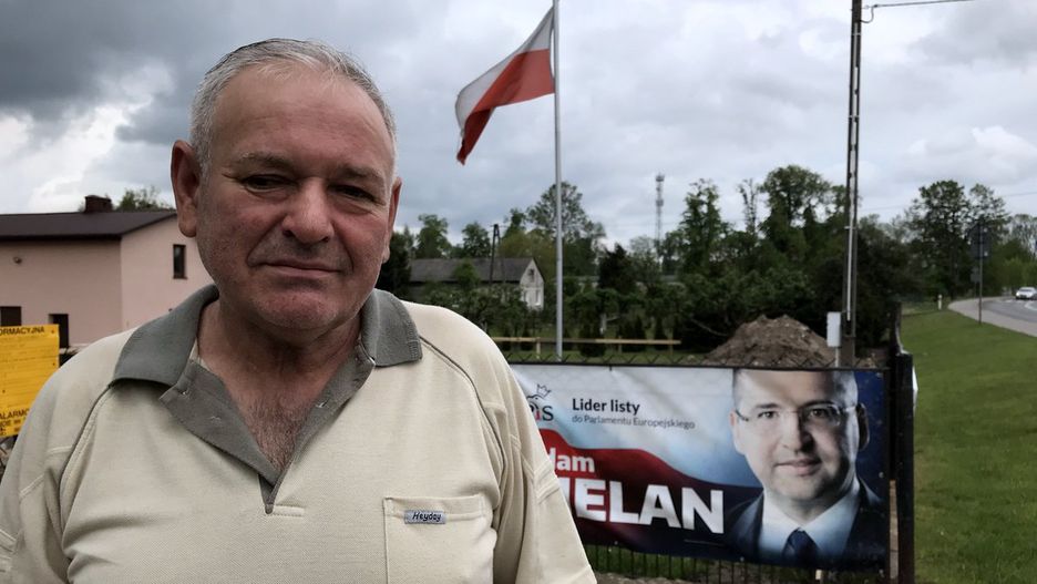 Wybory do Europarlamentu 2019. Osiem bannerów z wizerunkiem Adama Bielana umieszczonych na płocie okalającym gospodarstwo Ryszarda Wysockiego.