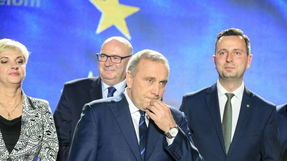 Wieczór wyborczy. 26 maja 2019 roku. Grzegorz Schetyna (pośrodku) już wie, że Koalicja Europejska przegrała z PiS. Nie wie jeszcze, jak bardzo.