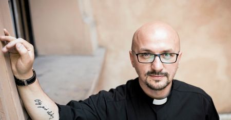 O. Grzegorz Kramer skrytykował koszulki "Tylko nie mów nikomu"