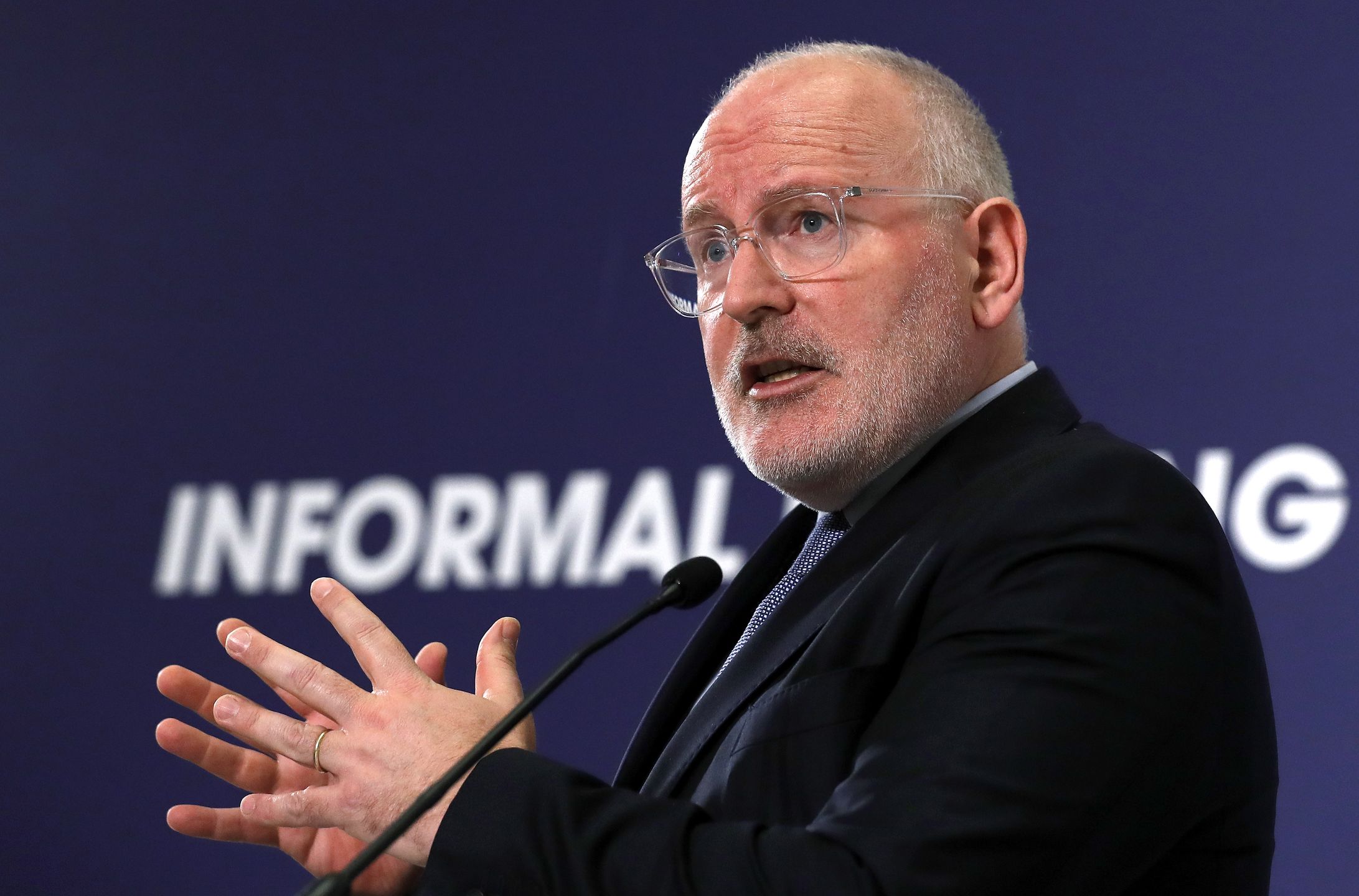 Frans Timmermans podnosił kwestię dyscyplinowania sędziów w lutym 