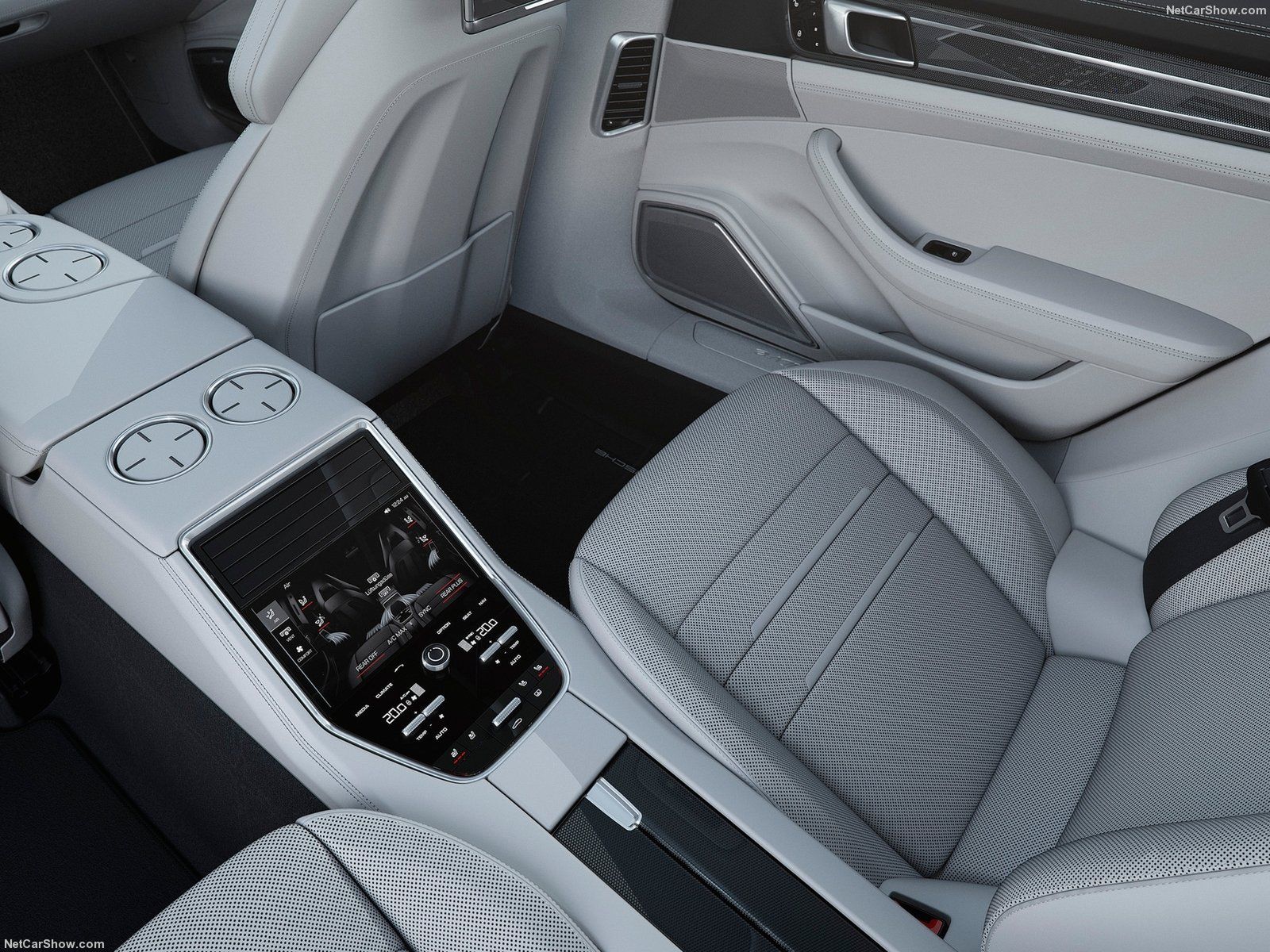 Panel dotykowy w Panamerze znajduje się również z tyłu. 