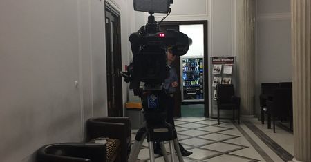 Kamera TVP wciąż nagrywa protestujących w Sejmie. "Gdy śpią też ich nagrywacie?"