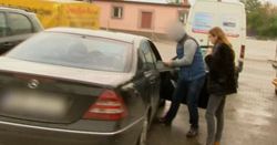 Nieuczciwy sprzedawca zaatakował dziennikarzy, którzy przyłapali go na kłamstwie