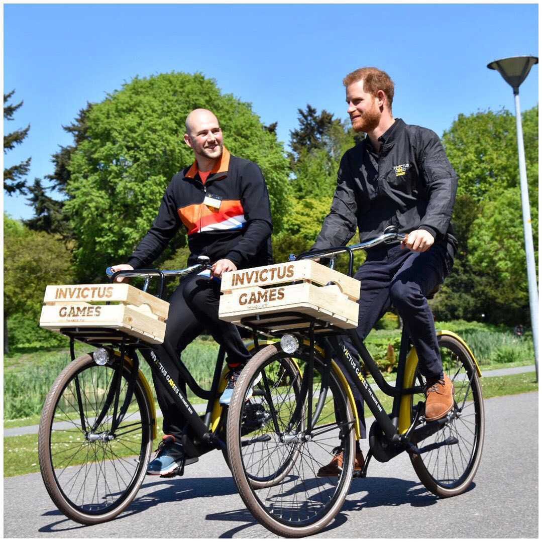 JJ Chalmers i książę Harry w Hadze