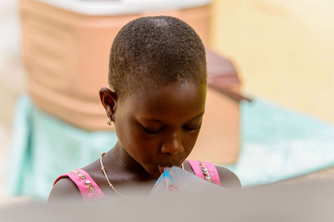 "Prasowanie" piersi. Matki z Kamerunu tak "chronią" córki