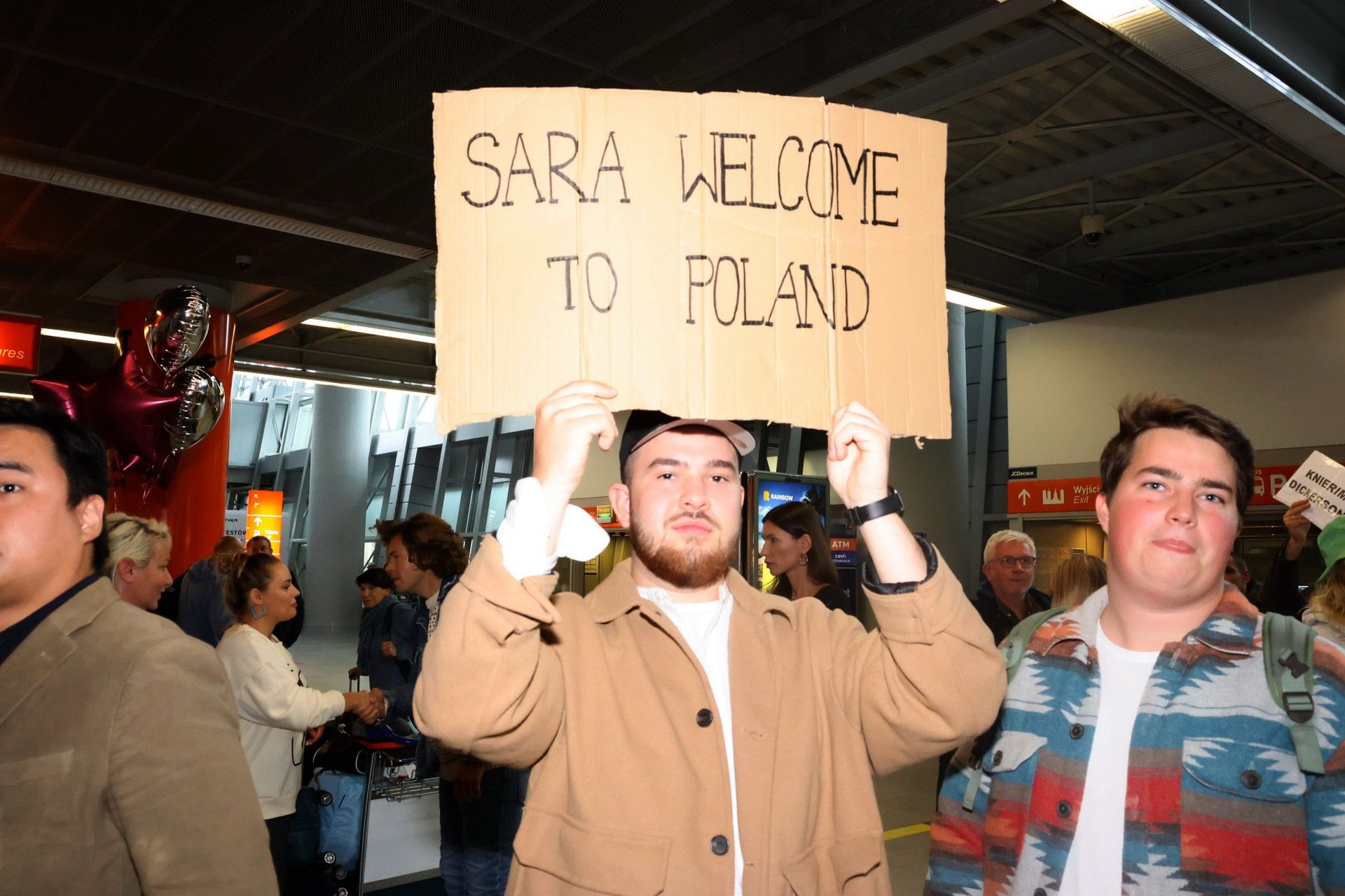 Fani witają Sarę James na lotnisku