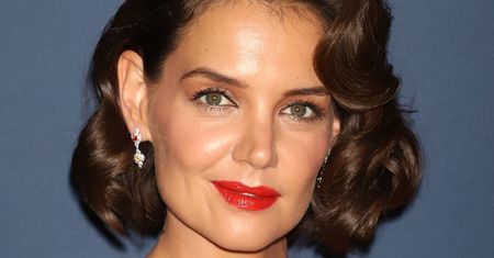 Katie Holmes w jaskrawej czerwieni. To nie był dobry wybór