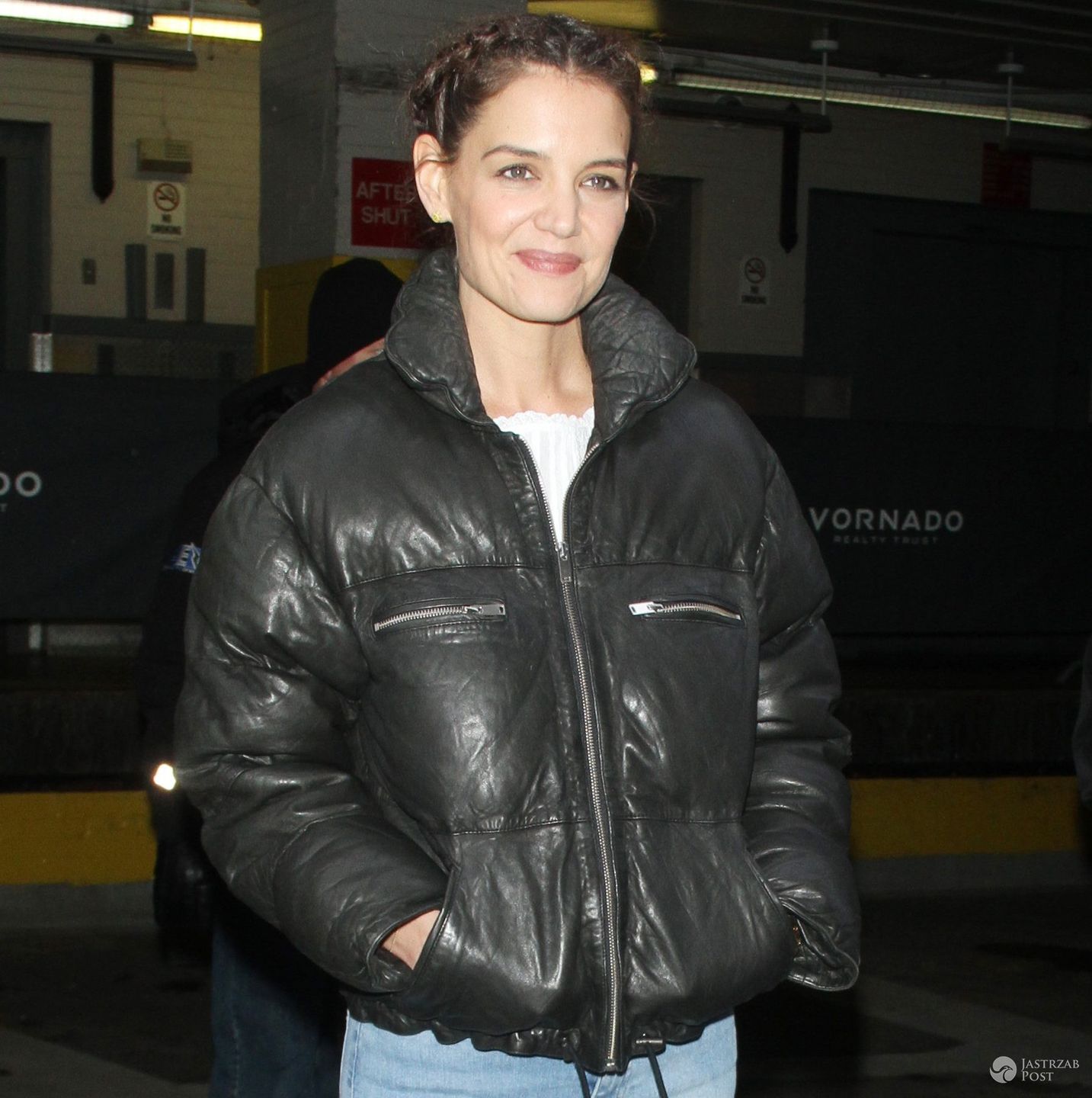 Katie Holmes w kurtce pilotce. Aktorka promowała swój nowy film "Mania Days" (fot. ONS)