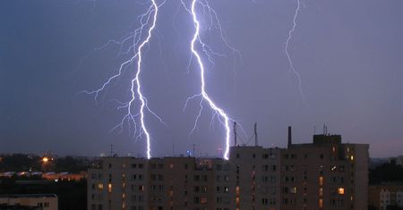 Gdzie jest burza? Pogoda na piątek, 30 sierpnia. IMGW wydał ostrzeżenia dla dwunastu województw przed upałami, deszczem i burzą