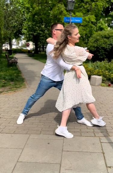 Marcin Hakiel tańczy z partnerką na ulicy