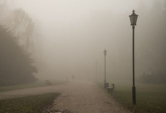 Pogoda. Gęsta mgła na terenie większości kraju. IMGW alarmuje