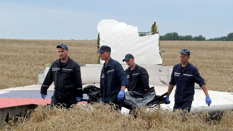 Ukraińscy pracownicy służb ratowniczych zbierający szczątki ofiar zestrzelenia lotu MH17