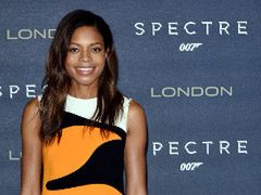 Naomi Harris na premierze "Spectre" - genialna wzorzysta mini!