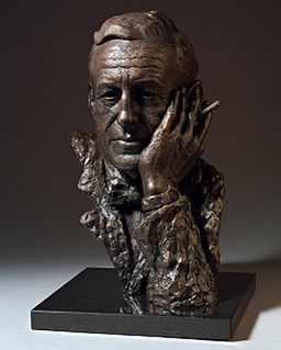 Ian Fleming – brytyjski pisarz, twórca powieści i opowiadań o Jamesie Bondzie