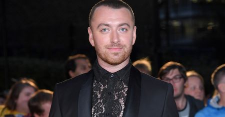 Sam Smith obsypany brokatem. Cały na różowo